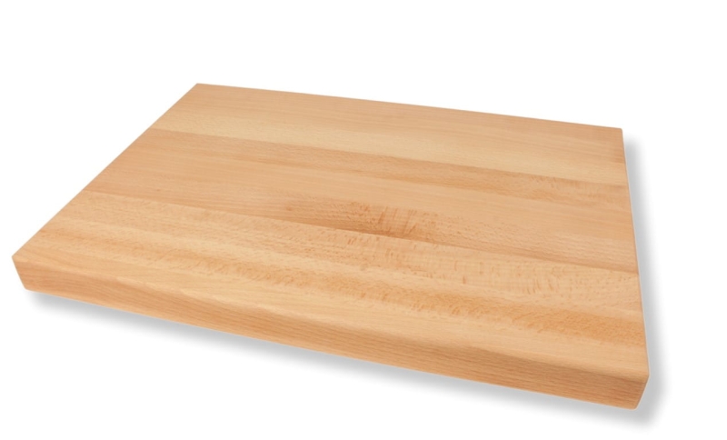 Masywny blok do krojenia z buku o grubości 4 cm i powierzchni 50x35 cm, trwały i odporny na intensywne użytkowanie