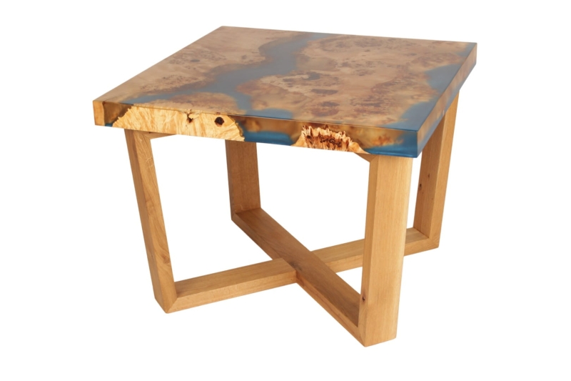 Designerski stół z żywicą o wymiarach 75x75 cm - niepowtarzalny element wystroju wnętrz