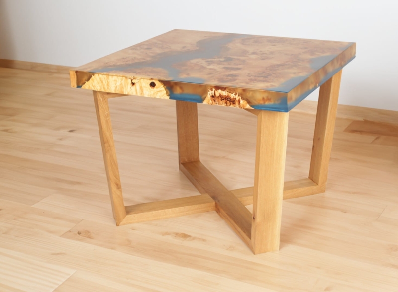 Stół z artystycznym wykończeniem z żywicy, wymiary 75x75 cm - oryginalny mebel do małych przestrzeni