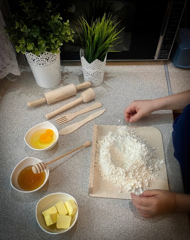 Dziecięcy komplet 6 przyborów kuchennych, inspiruje do odkrywania radości z przygotowywania posiłków.