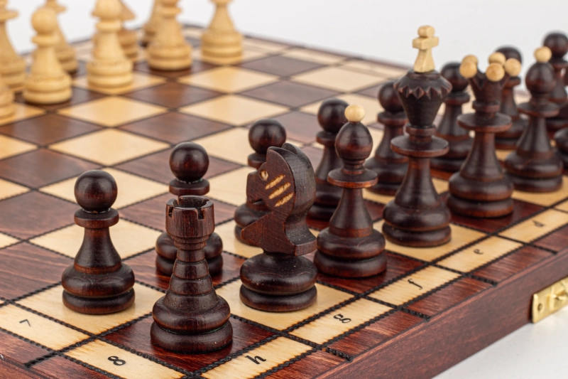 Szachy drewniane Pearl chess 35x35 cm zbliżenie na figury