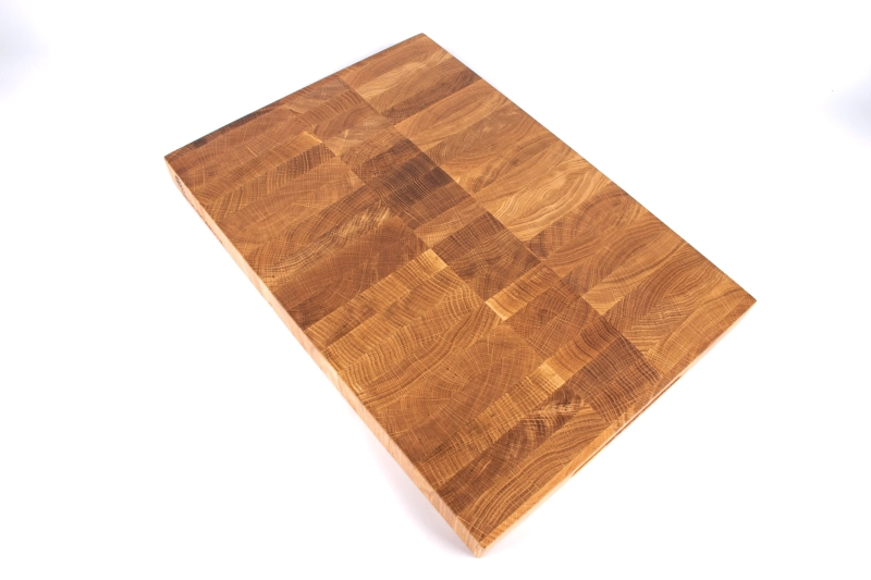 Duża deska sztorcowa dębowa 50x35 cm - widok z góry pod kątem, szachownicowy wzór słojów, polska manufaktura.