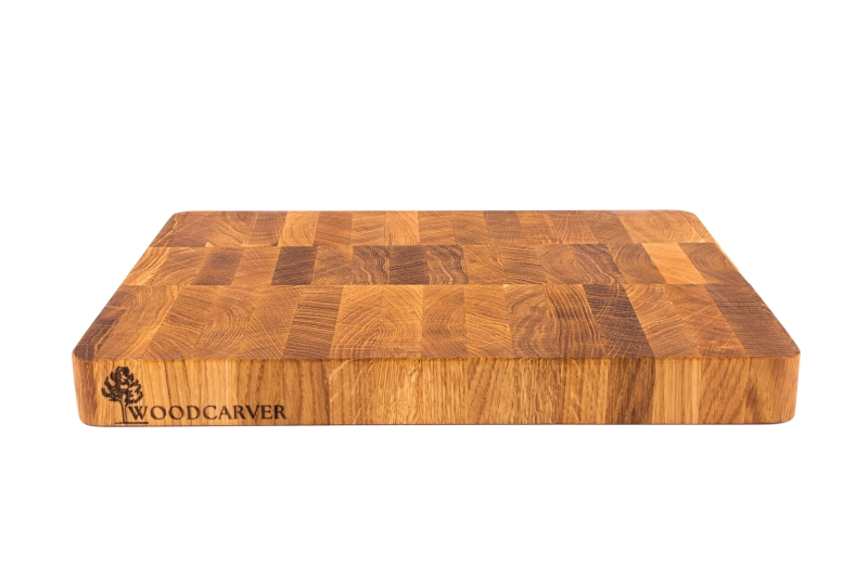 Deska sztorcowa dębowa średnia 40x30x4 cm – widok z boku, uwidoczniona pełna grubość deski i wypalone logo Woodcarver na czole.