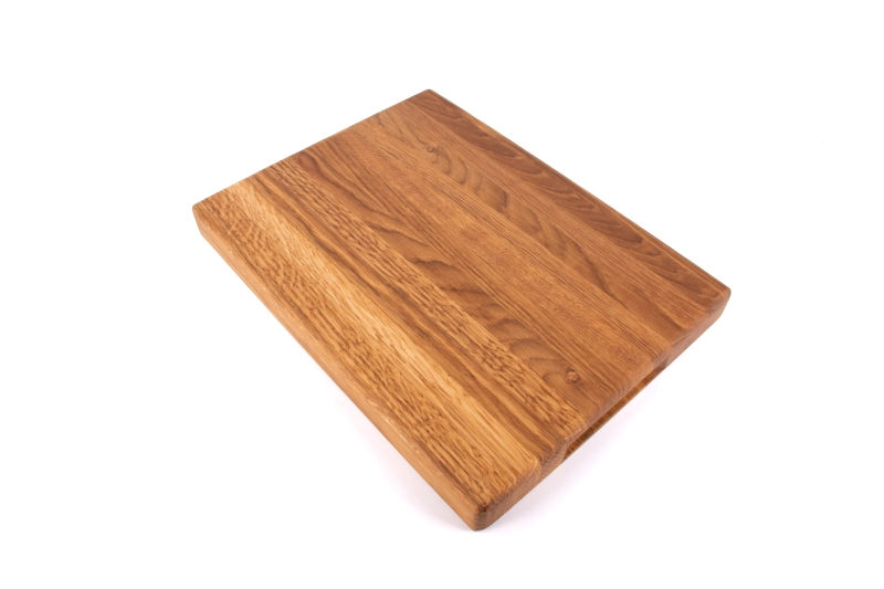 Deska blok dębowy 40x30 cm - widok z góry pod kątem, lite drewno z widocznymi sękami, polska produkcja.