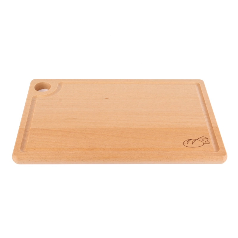 Komplet desek bukowych z grawerem 32x20x1,6 cm – widok pod kątem na deskę z rowkiem na sok i grawerem pieczywa.