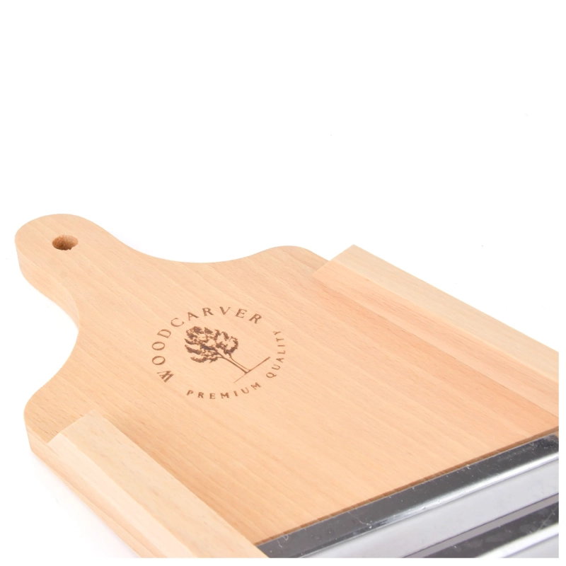 Szatkownica 3-nożowa S z grawerem – zbliżenie na grawerowane logo Woodcarver z drzewkiem i napisem Premium Quality obok uchwytu z otworem.
