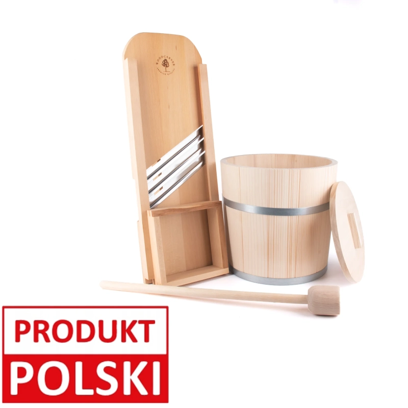 Zestaw do kiszenia kapusty: szatkownica z trzema ostrzami i szufladką, tłuczek 60 cm oraz drewniane wiadro 15 l z pokrywą. Napis „Produkt polski”.