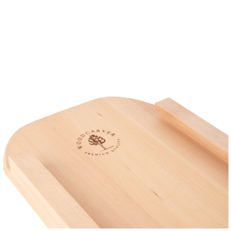 Zbliżenie na grawerowane logo Woodcarver z drzewem i napisem „Premium Quality” na drewnianej szatkownicy do kapusty.