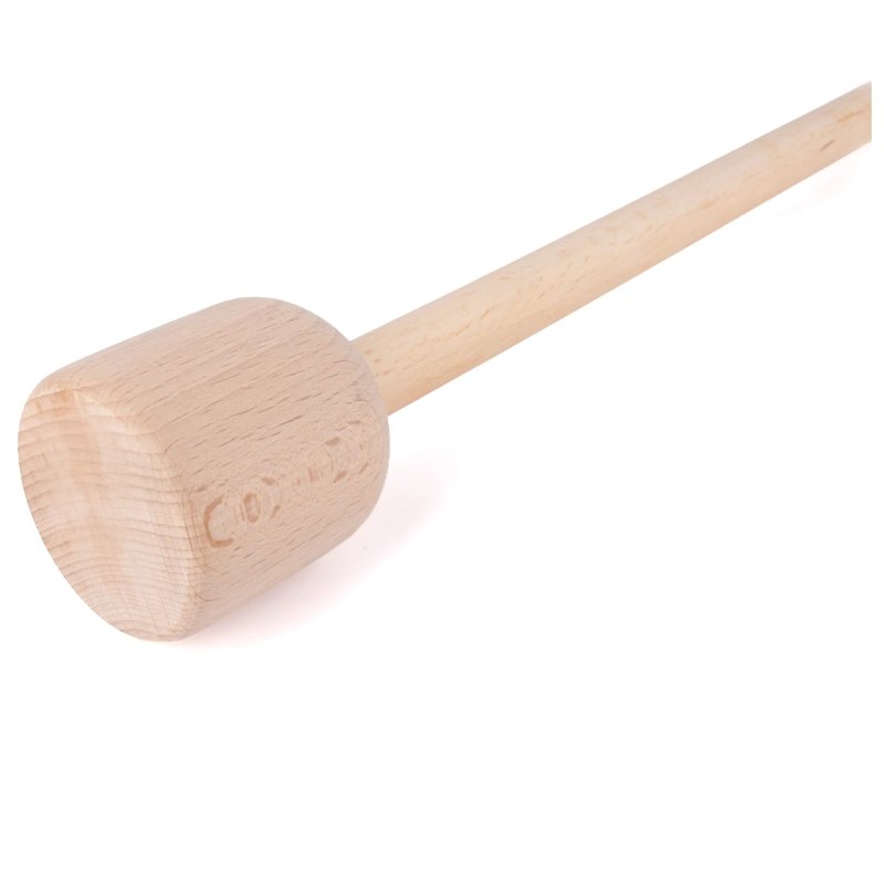 Zbliżenie na cylindryczną główkę drewnianego tłuczka do kapusty, z zaokrąglonymi krawędziami i widocznym usłojeniem.