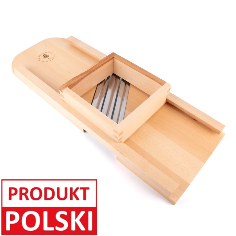 Drewniana szatkownica do kapusty XL z trzema ostrzami, szufladką i grawerem Woodcarver. Oznaczenie „Produkt polski”.