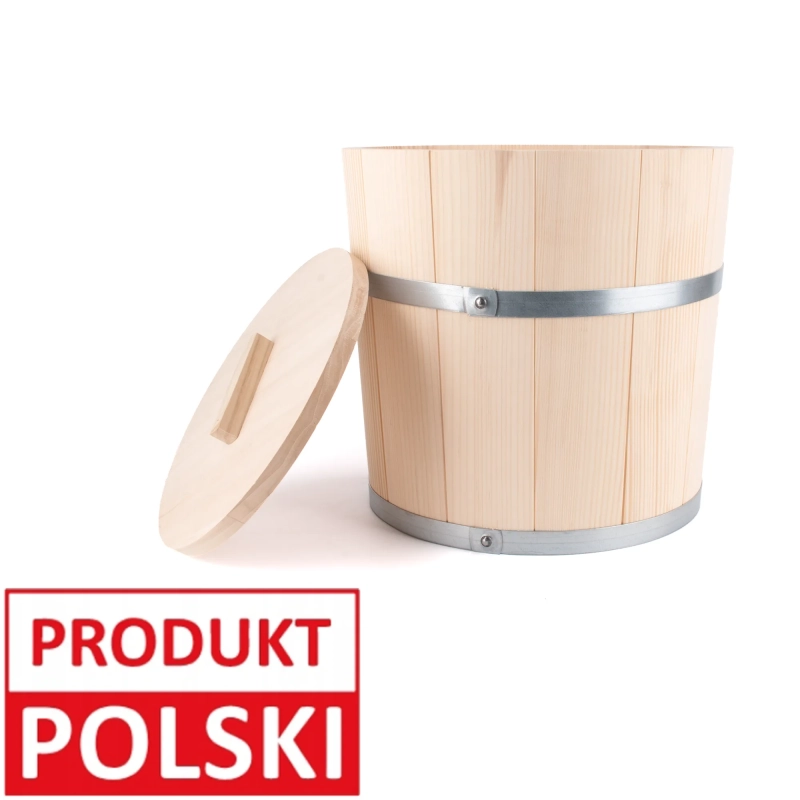 Drewniane wiadro do kapusty 15 l z metalowymi obręczami i pokrywą z uchwytem. Oznaczenie „Produkt polski”.