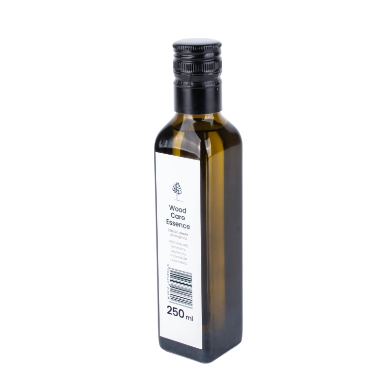 Olej do pielęgnacji drewnianych desek 250 ml – widok z ukosa na butelkę z ciemnego szkła z białą etykietą Wood Care Essence i czarną zakrętką.