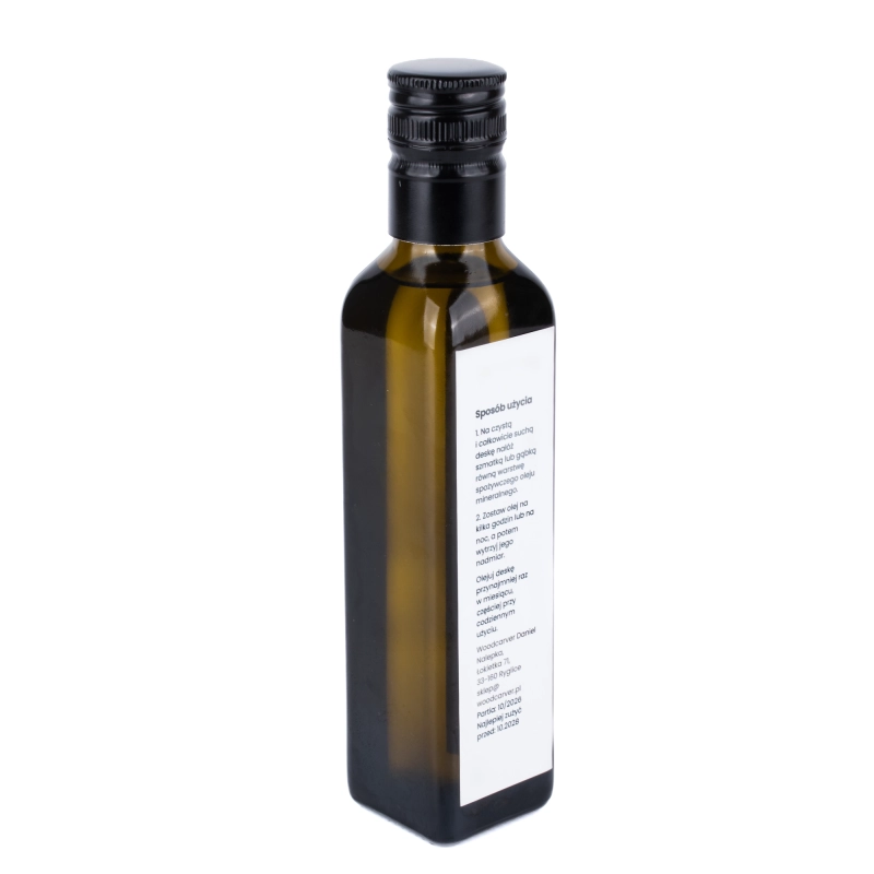 Olej do pielęgnacji drewnianych desek 250 ml – widok z ukosa na tylną etykietę z instrukcją, danymi producenta, numerem partii i datą przydatności.