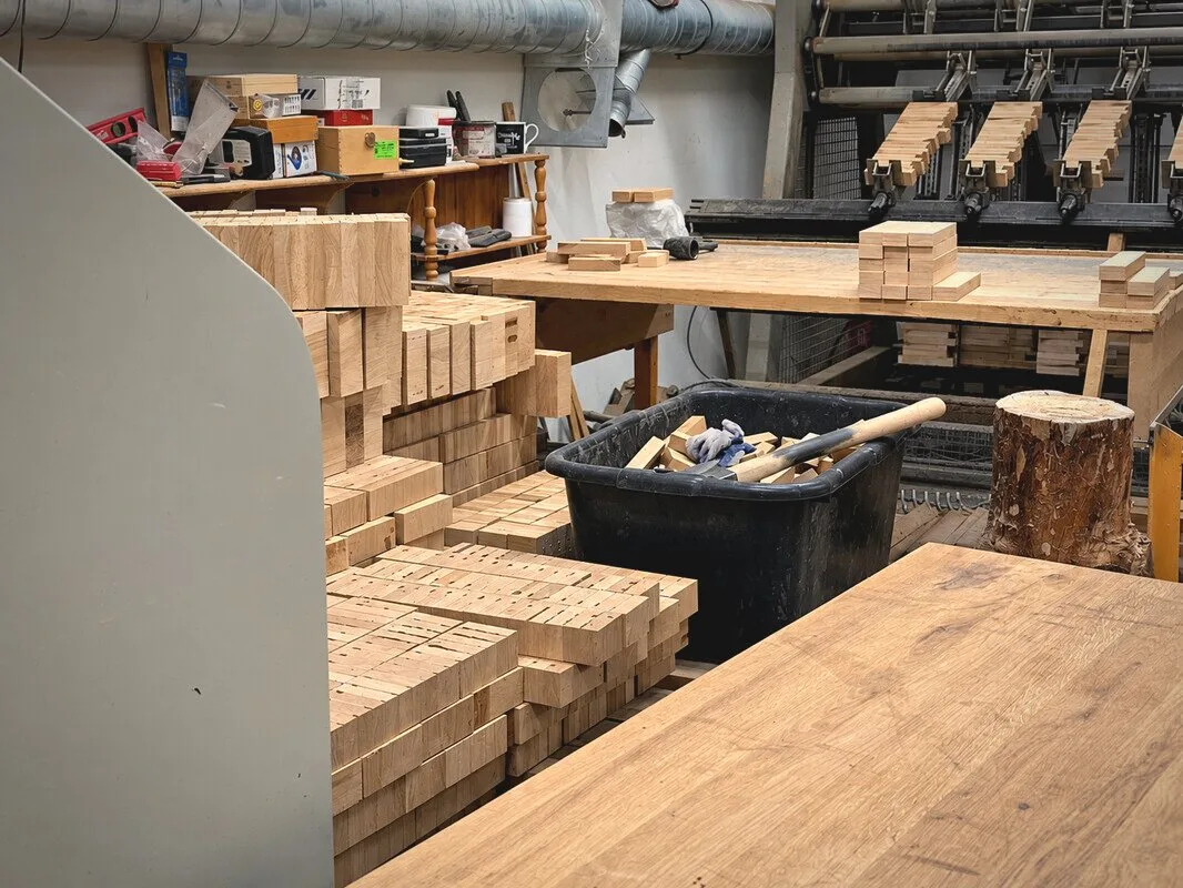 Woodcarver workshop: stacked oak blocks for end-grain boards